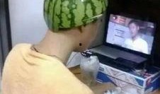 吃瓜娱乐图片搞笑头像男,搞笑头像中的男生吃瓜娱乐瞬间